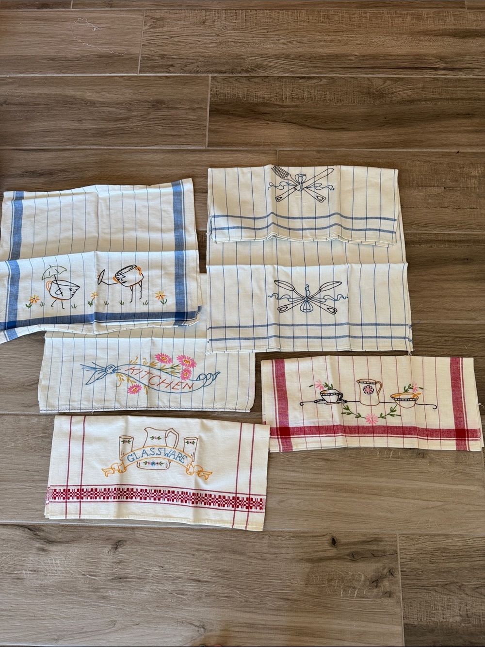 Vintage lot of 6 embroidered kitchen tea towels